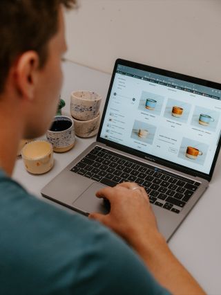 Pamatujete, jak jsme říkali e-shop už brzy? Tak brzy je dnes. Je to malej krok pro svět, ale velkej pro naši dílnu plnou...