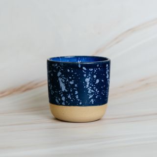 Tohle je Midnight Sky.✨ Hrnek, co vypadá jako vesmír, ale vejde se ti do dlaně. Vzniká cákáním glazury ze štětce – žádnej...