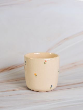 Je světlý, hravý a přesně takový, aby vám připomněl první teplejší dny, i když venku zrovna panuje počasí na dvě vrstvy...