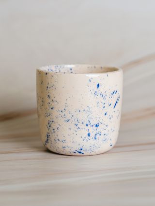 Blue Splash je jeden z těch hrnků, který vznikají stylem „udělej cák, uvidíme“. A většinou to dopadne skvěle. Někdy jemně,...