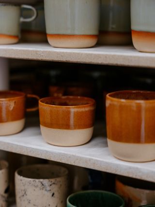 Nejdřív jemný, matný barvy a syrovej povrch. Po výpalu úplně jiná nálada – odstíny vystoupí, glazura se zavře a každý kus...