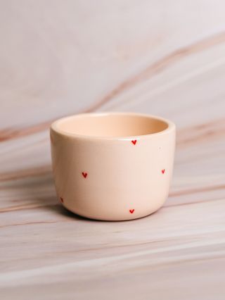 Tohle je Láskorád. 🥰 Hrnek, který jsme udělali přesně pro ty momenty, kdy potřebuješ trochu víc tepla, než zvládne kafe...